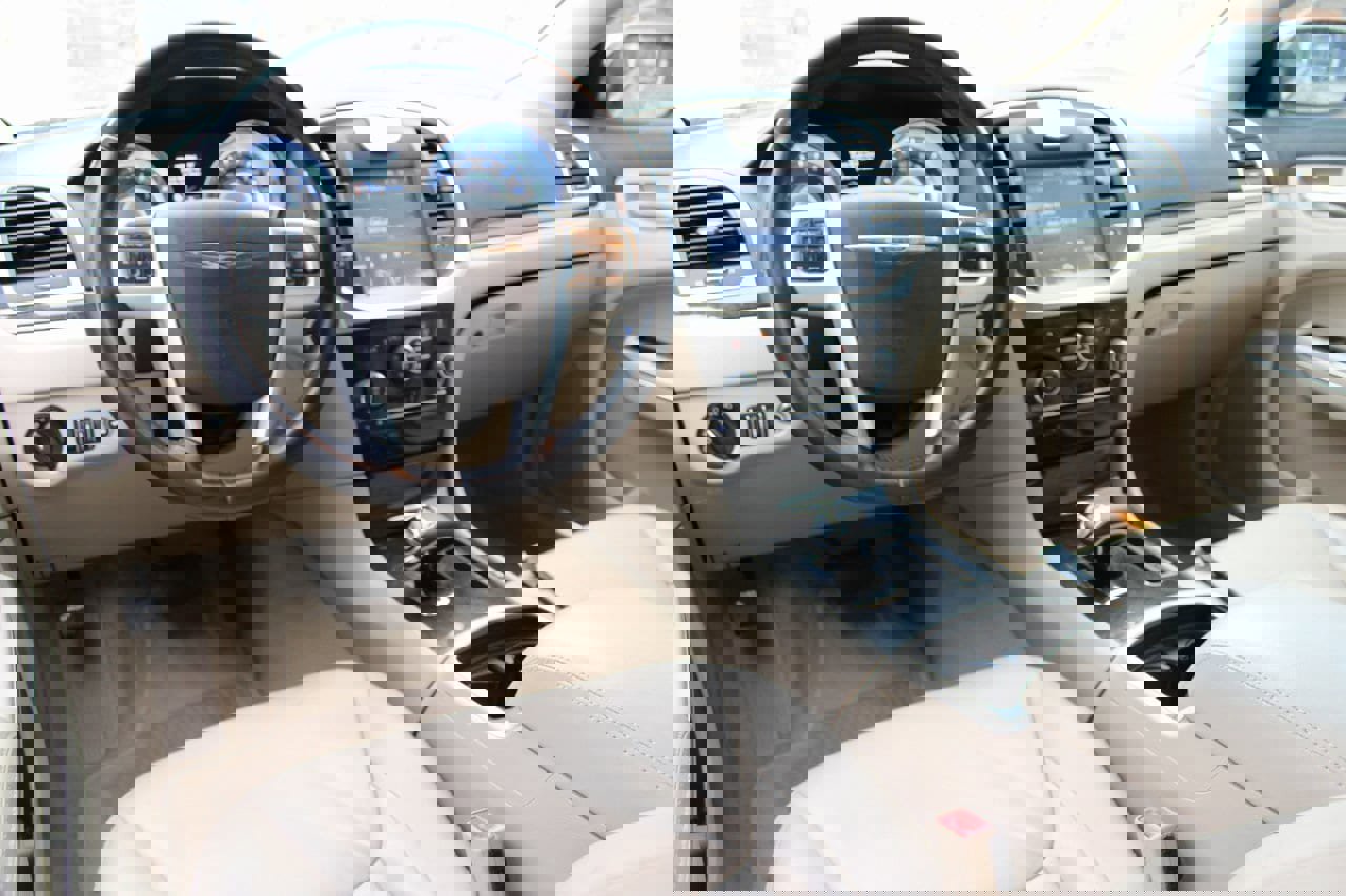 Used 2013 Chrysler 300 image 4