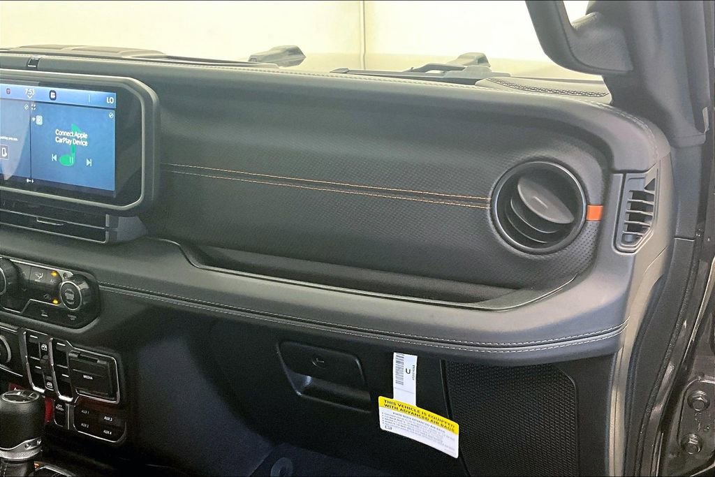 Used 2025 Jeep Gladiator Mojave AWD/4WD image 15