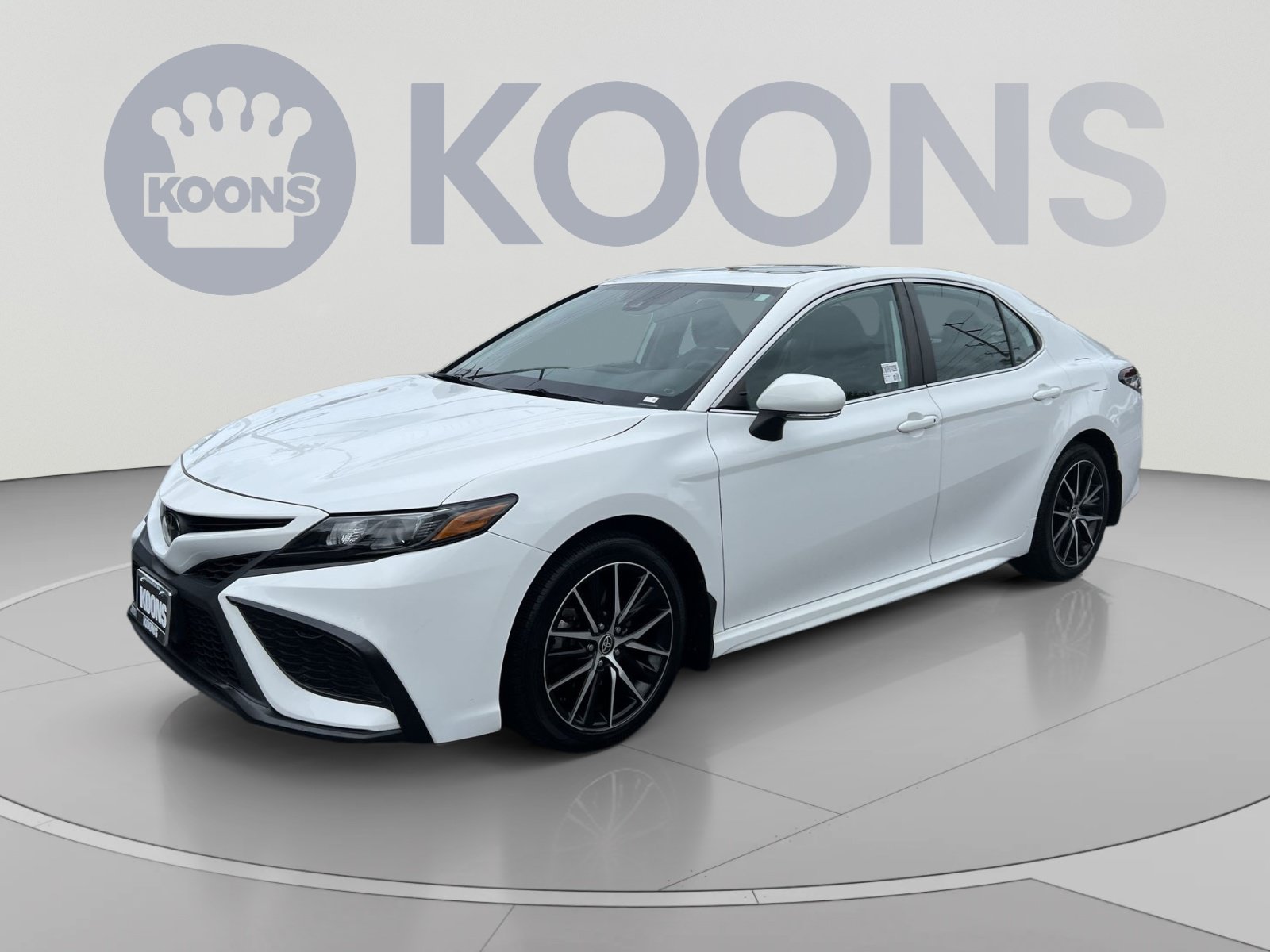 Used 2023 Toyota Camry SE w/ Cold Weather Package FWD image 1