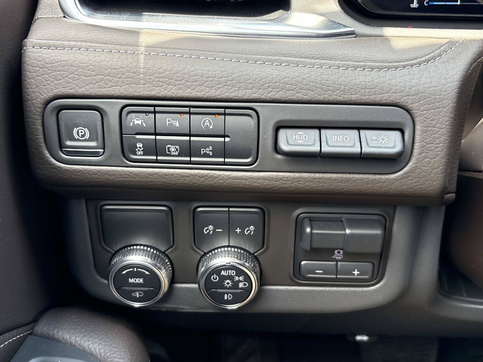 Used 2024 GMC Yukon Denali w/ Denali Reserve Package RWD image 21