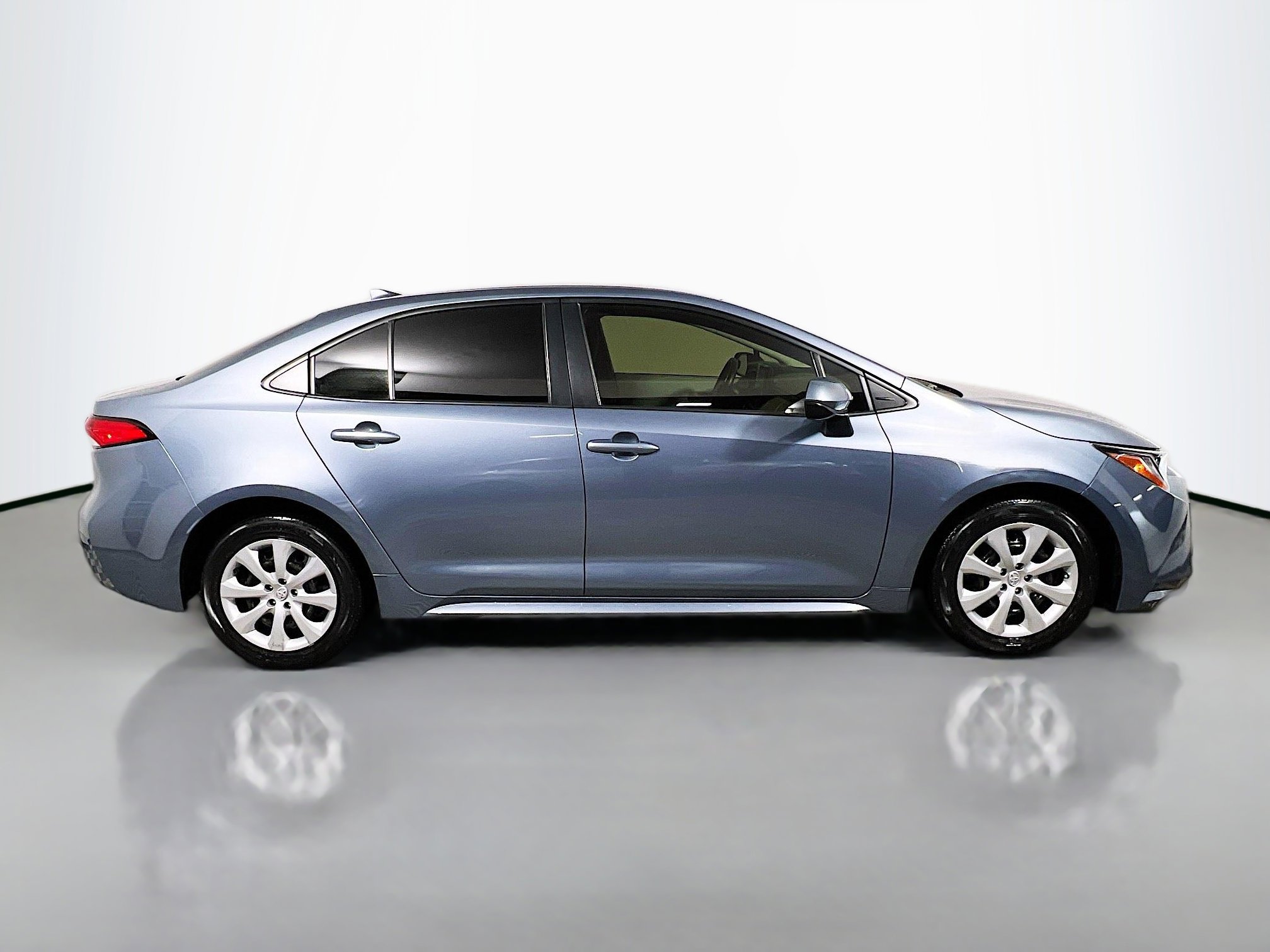 Used 2022 Toyota Corolla LE image 3