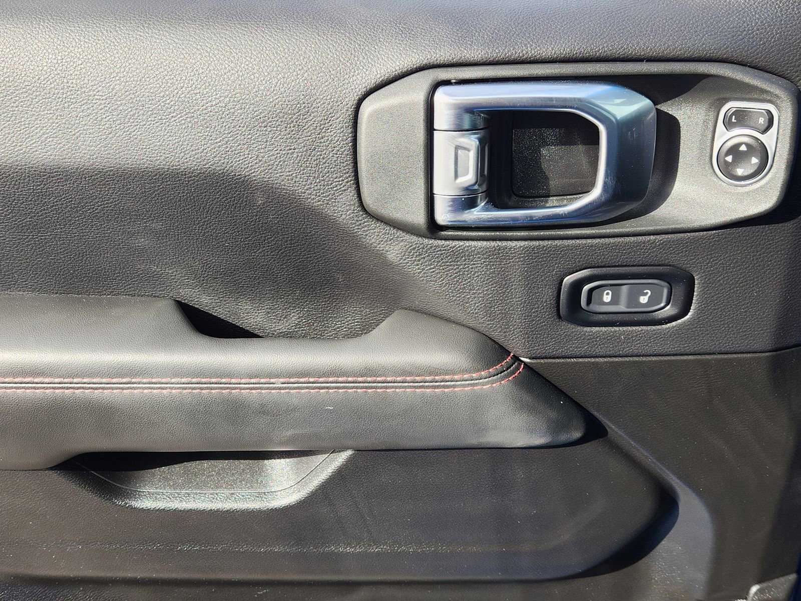 Used 2025 Jeep Wrangler Unlimited Rubicon image 28