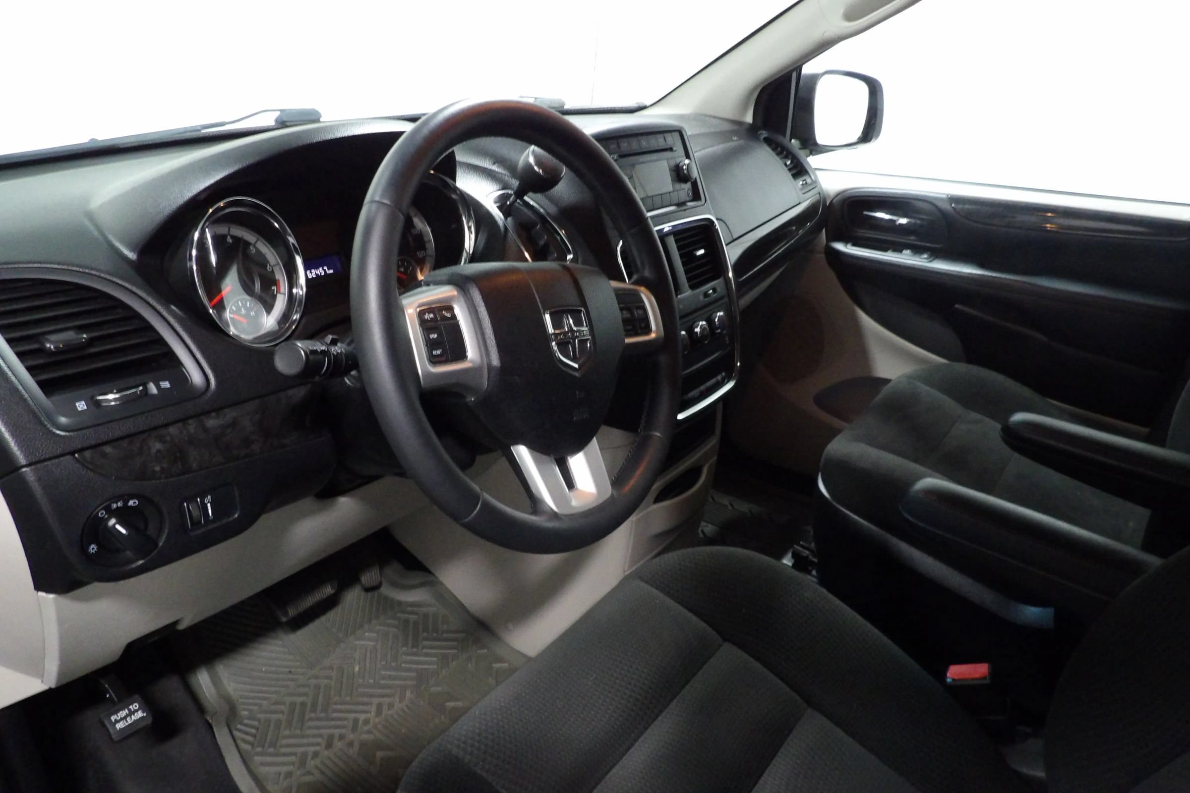 Used 2015 Dodge Grand Caravan American Value Package w/ UConnect Hands-Free Group FWD image 9