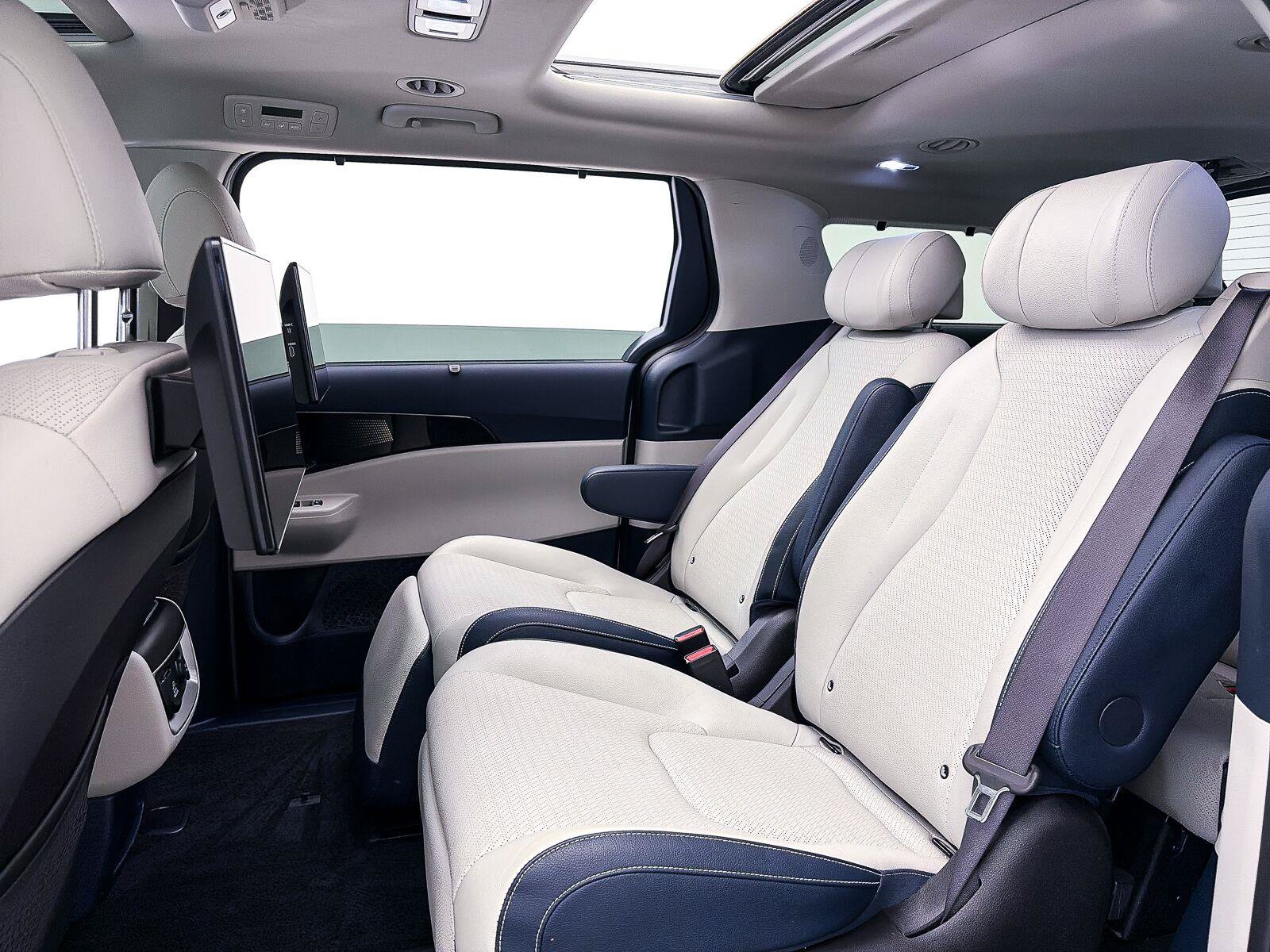 Used 2025 Kia Carnival SX Prestige FWD image 41