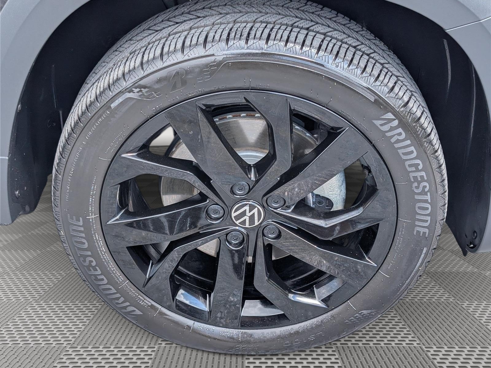 Used 2024 Volkswagen Taos SE w/ Panoramic Sunroof Package FWD image 11