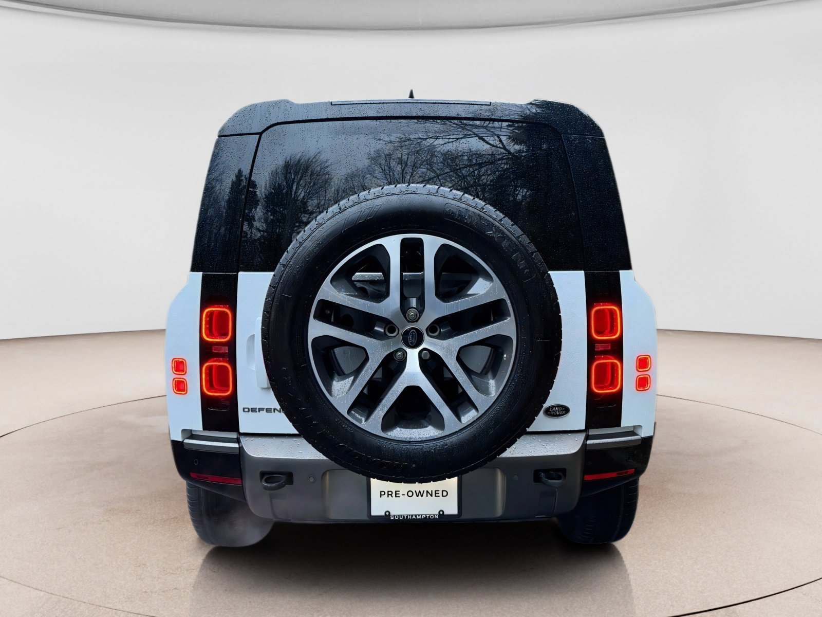 Used 2023 Land Rover Defender 110 X-Dynamic SE image 4