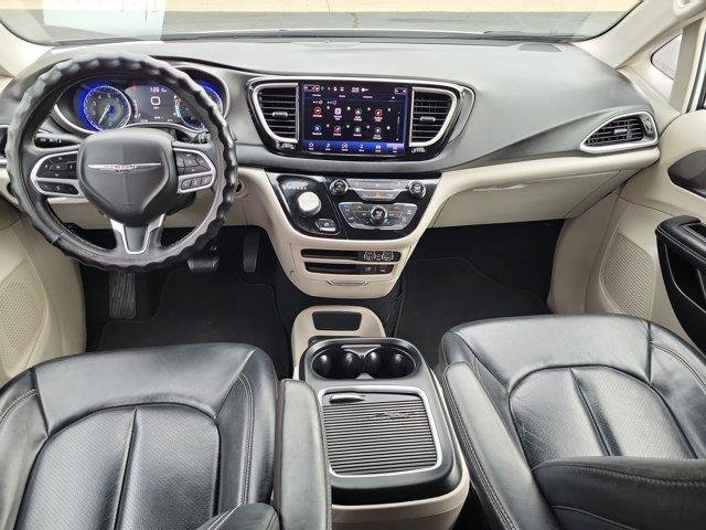Used 2022 Chrysler Pacifica Touring-L image 14