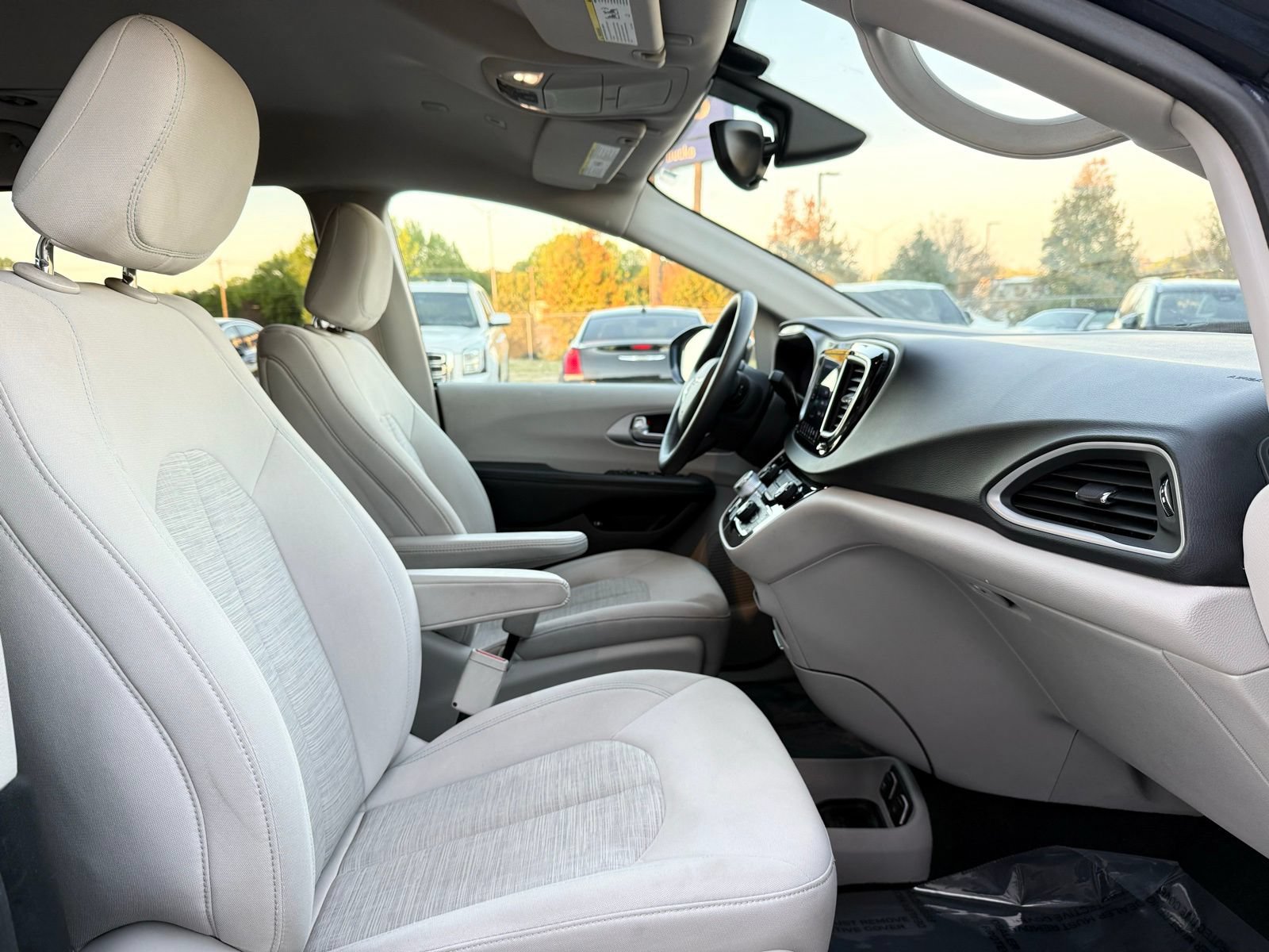 Used 2018 Chrysler Pacifica Touring Plus FWD image 28