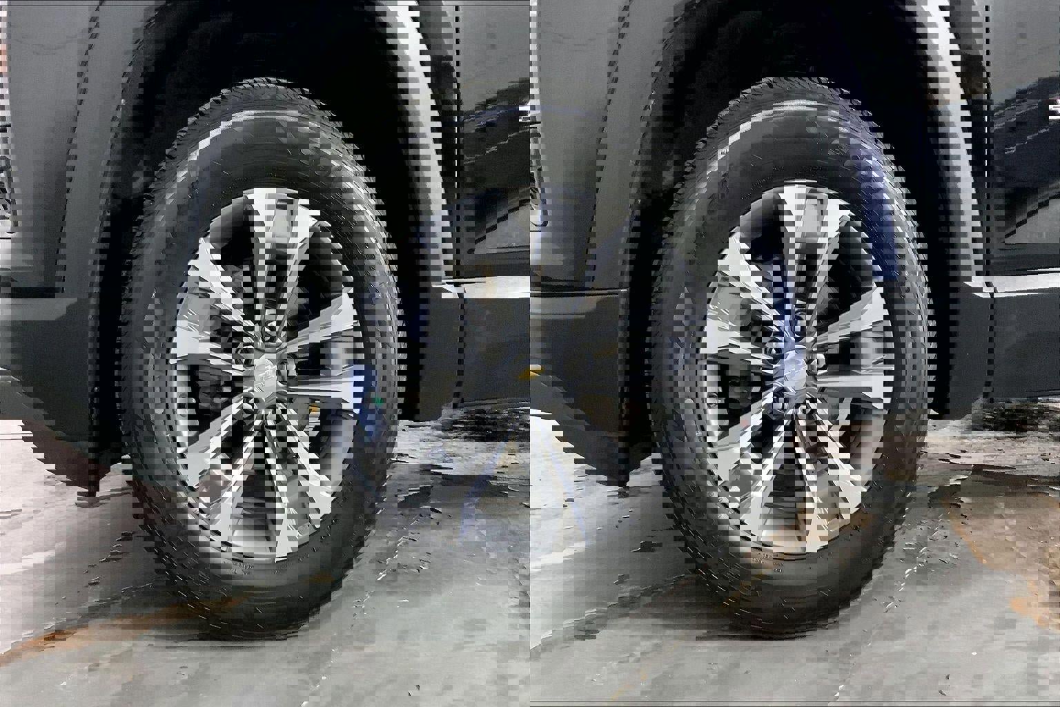 Used 2025 Chevrolet Equinox LT w/ Convenience Package II image 9