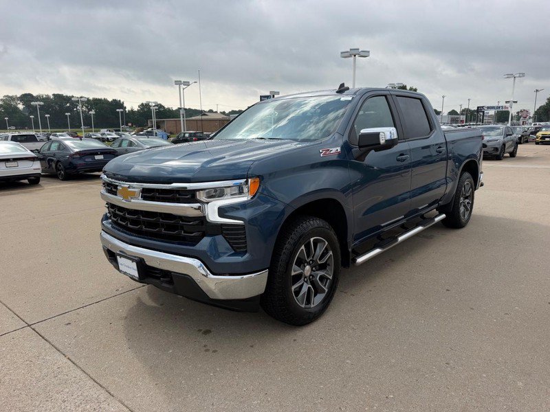 Used 2024 Chevrolet Silverado 1500 LT AWD/4WD image 6