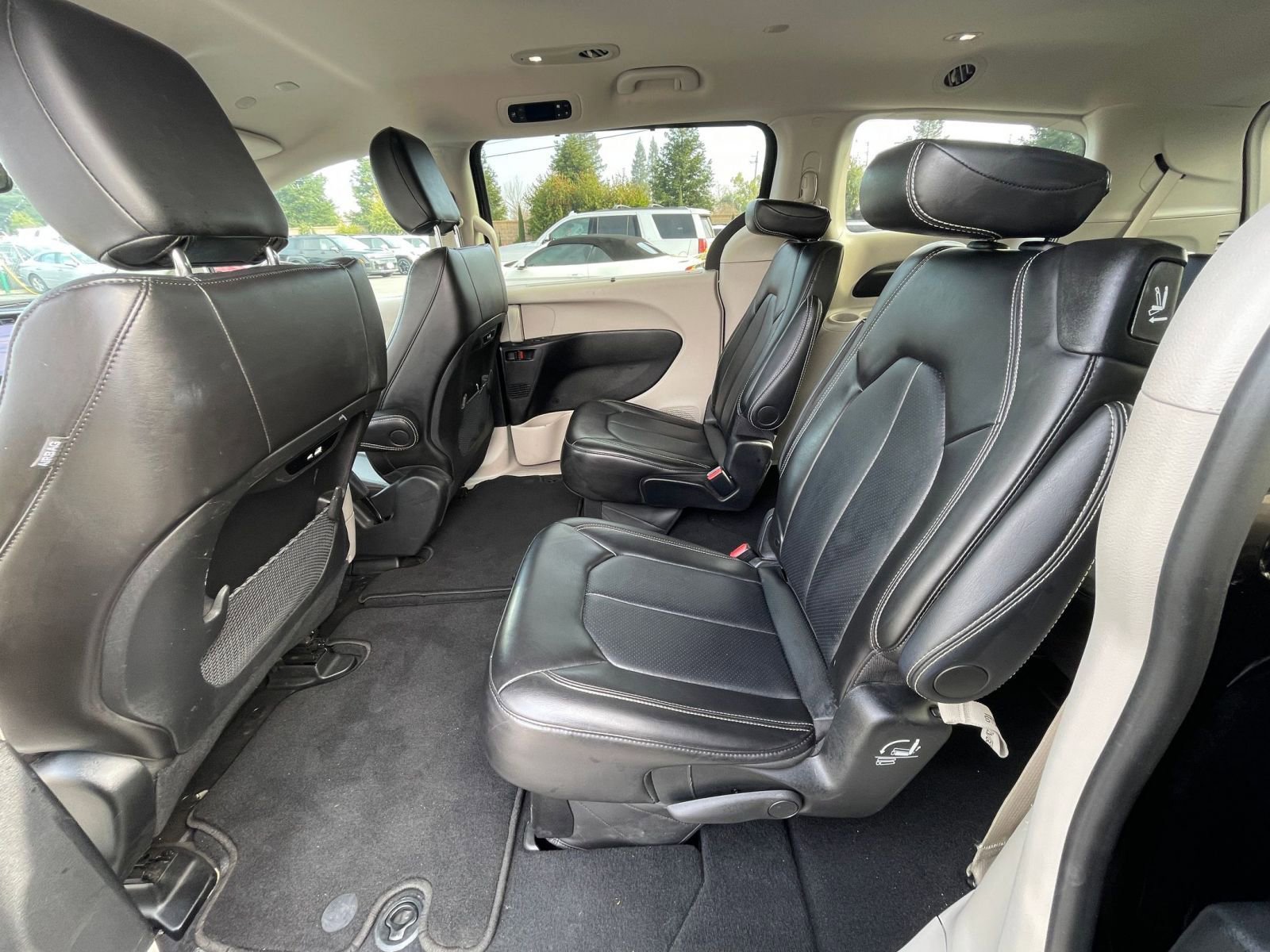 Used 2024 Chrysler Pacifica Touring-L image 28