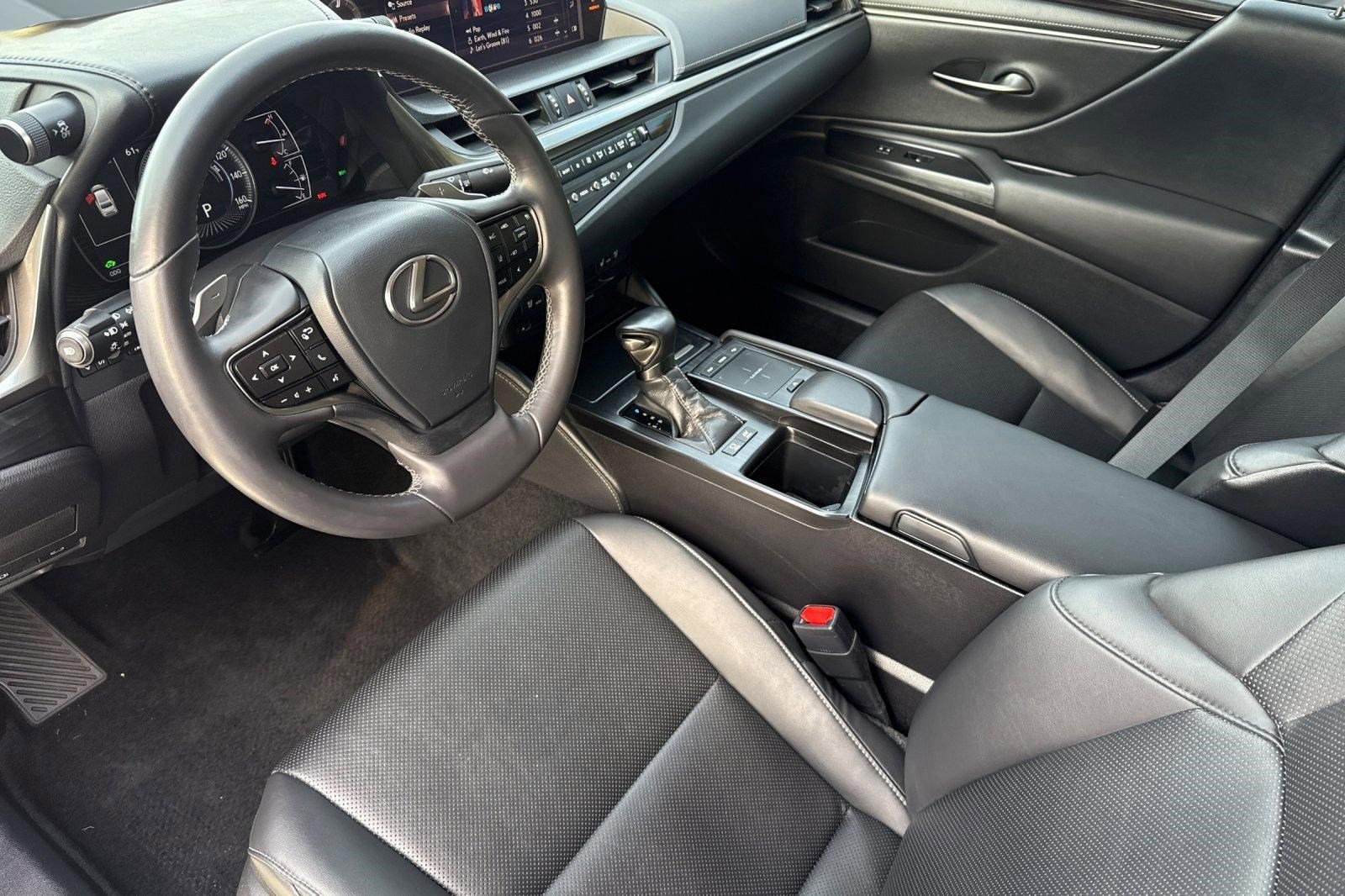 Used 2021 Lexus ES 300h w/ Premium Package image 4