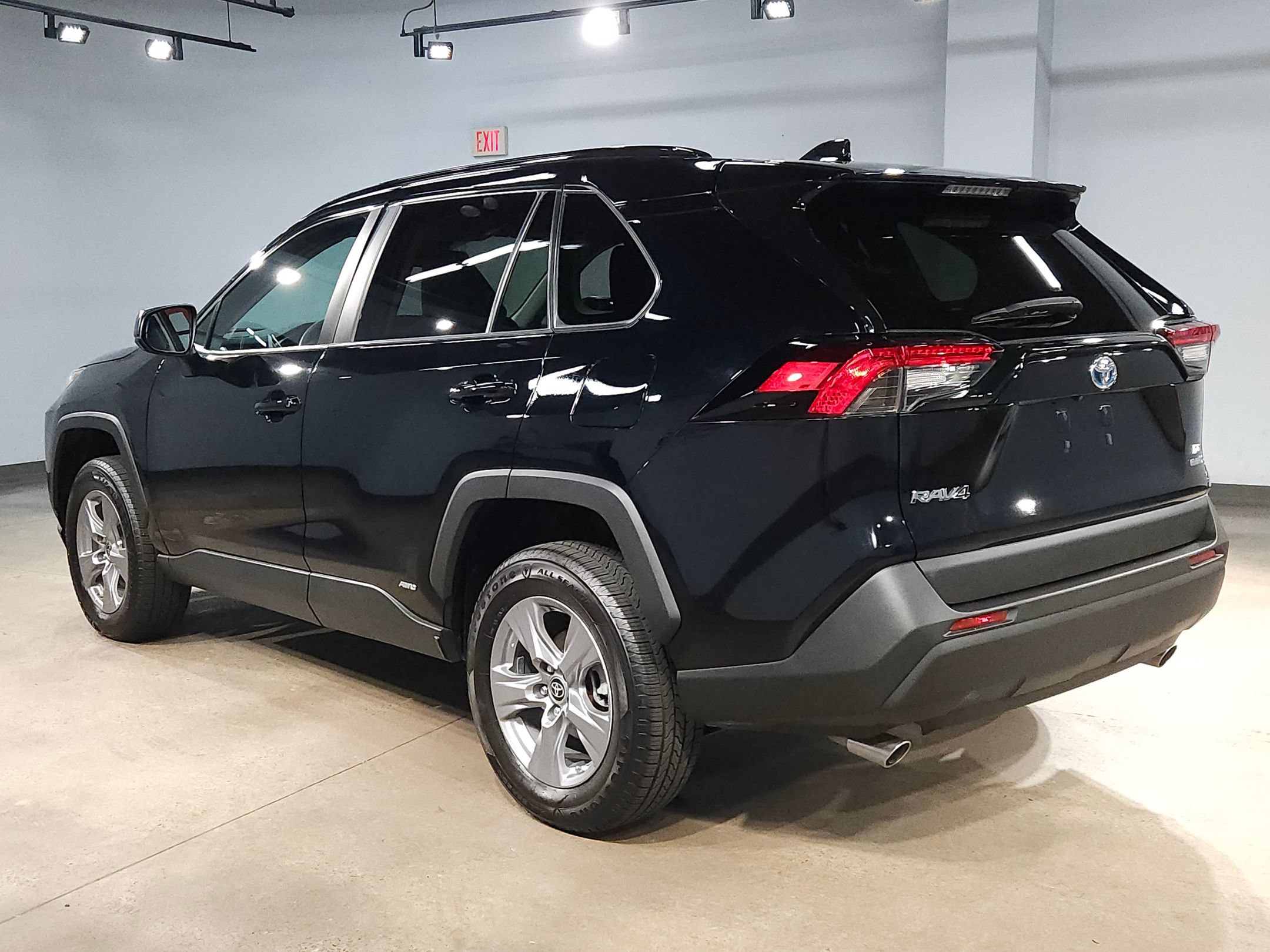 Used 2023 Toyota RAV4 LE AWD/4WD image 5