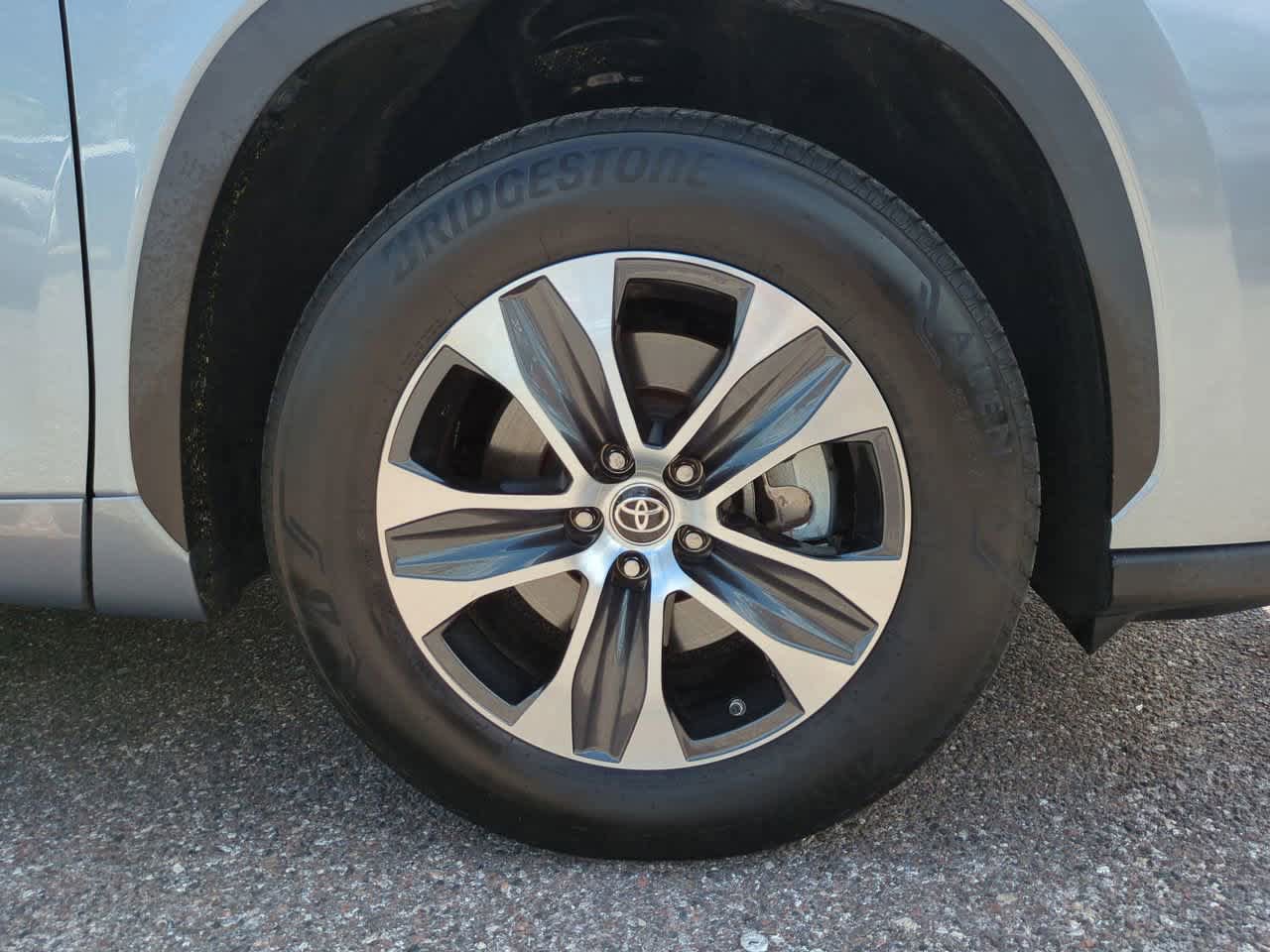 Used 2022 Toyota Highlander XLE FWD image 11