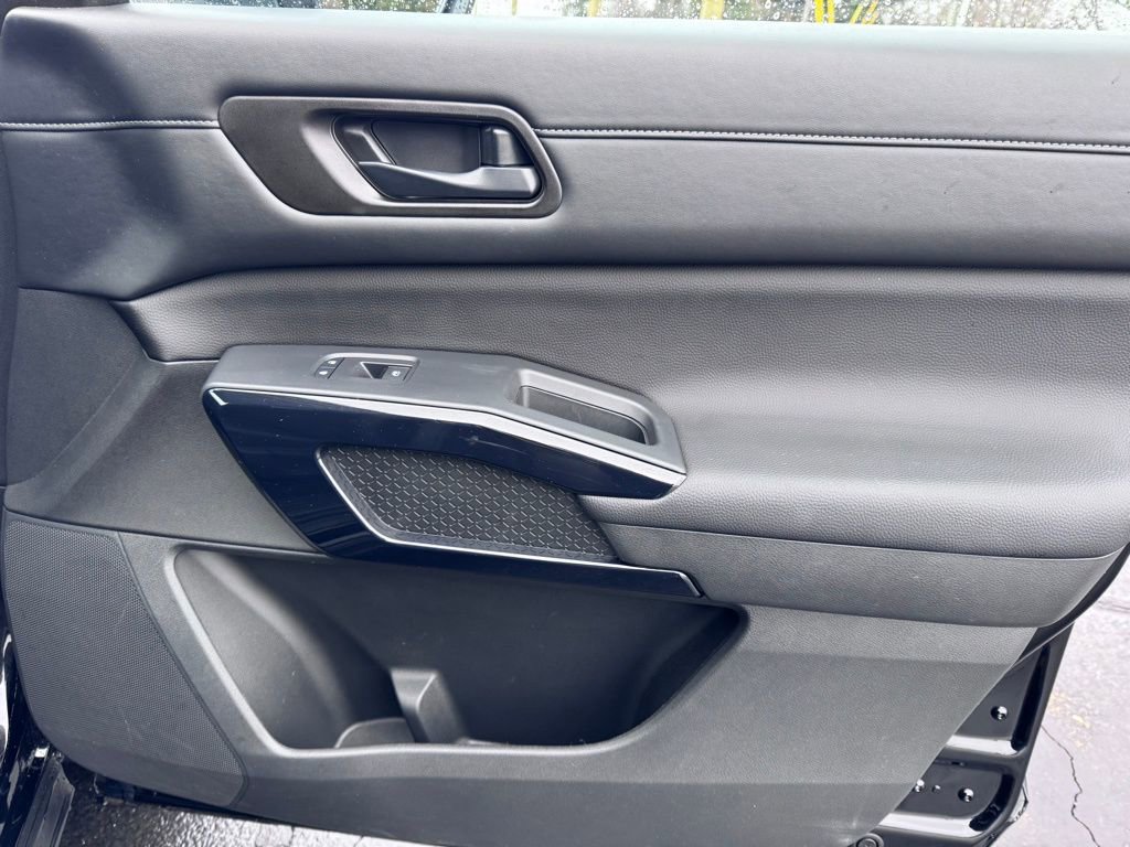 Used 2025 Nissan Pathfinder S image 25