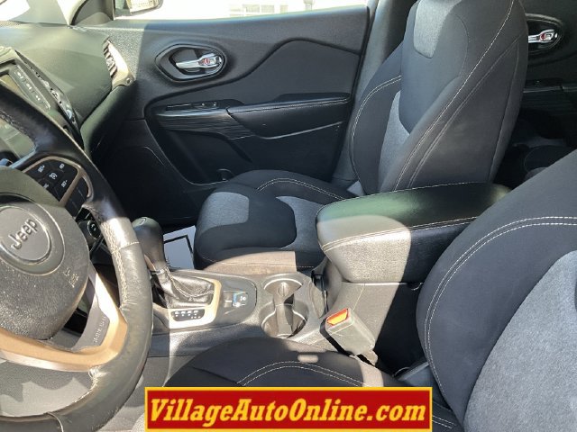 Used 2017 Jeep Cherokee Sport w/ Cold Weather Group FWD image 24