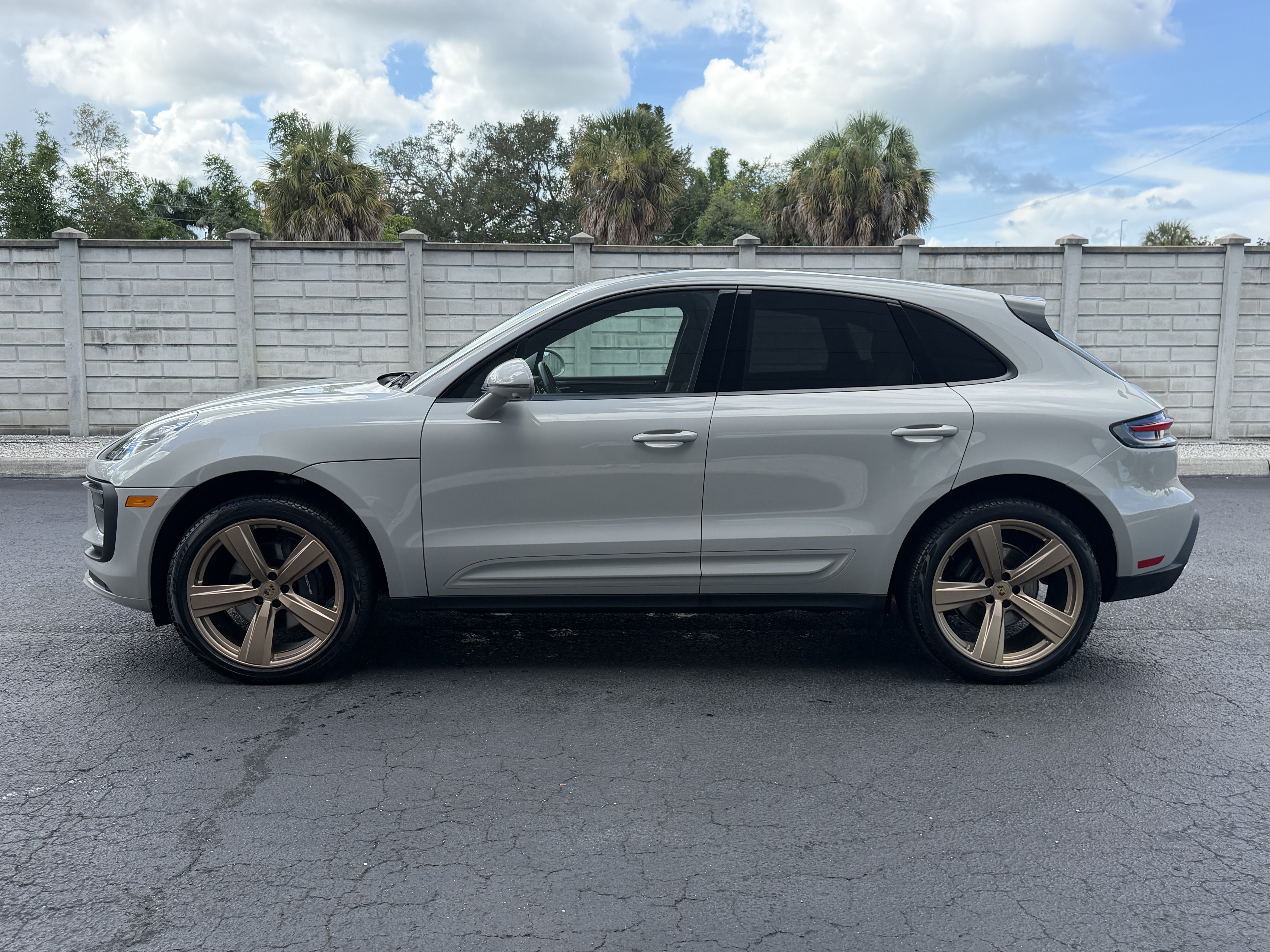 Certified 2023 Porsche Macan AWD/4WD image 2