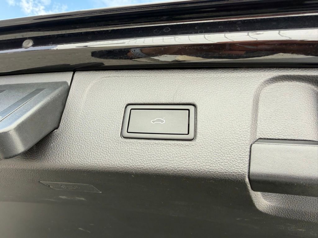 Used 2024 Volkswagen Atlas SE AWD/4WD image 32