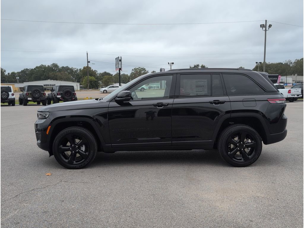 New 2025 Jeep Grand Cherokee Altitude image 2