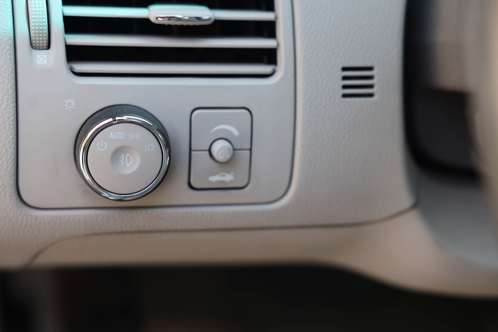 Used 2011 Buick Lucerne CXL w/ Driver Confidence Package FWD image 18