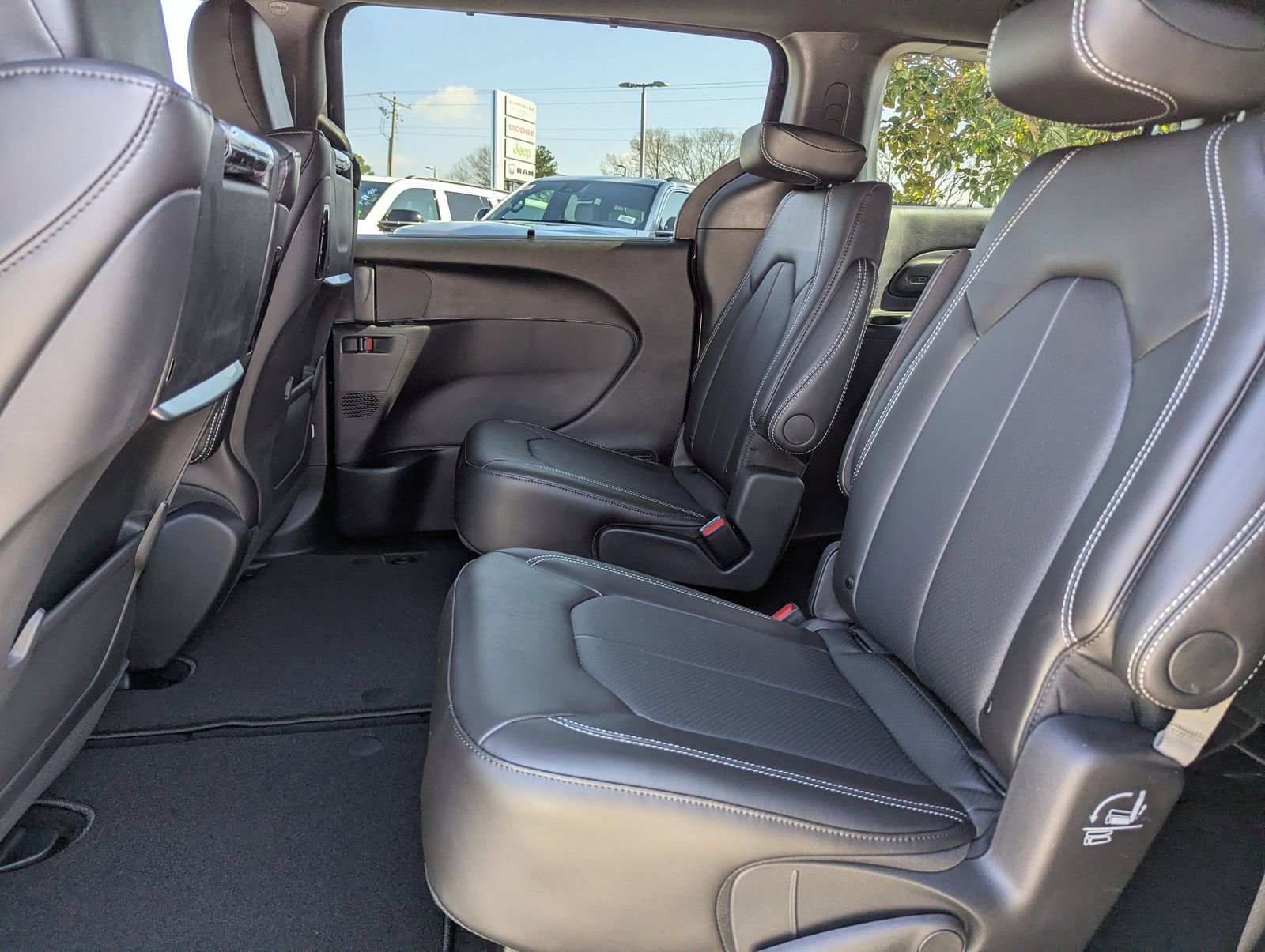 New 2026 Chrysler Pacifica Select image 17