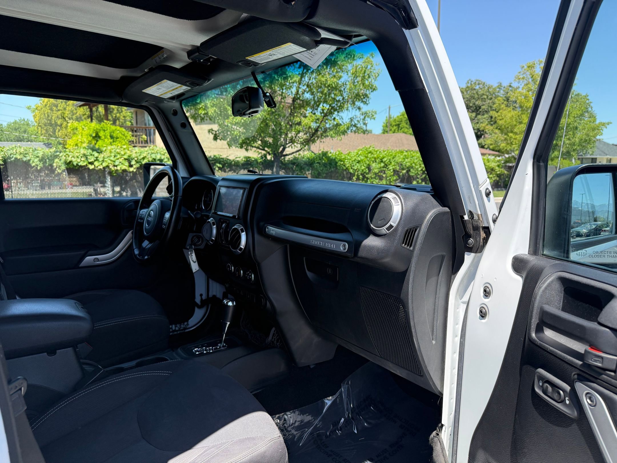 Used 2015 Jeep Wrangler Unlimited Sahara w/ Connectivity Group AWD/4WD image 28