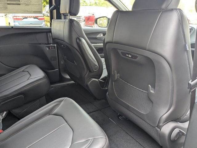 New 2027 Chrysler Pacifica Select FWD image 28