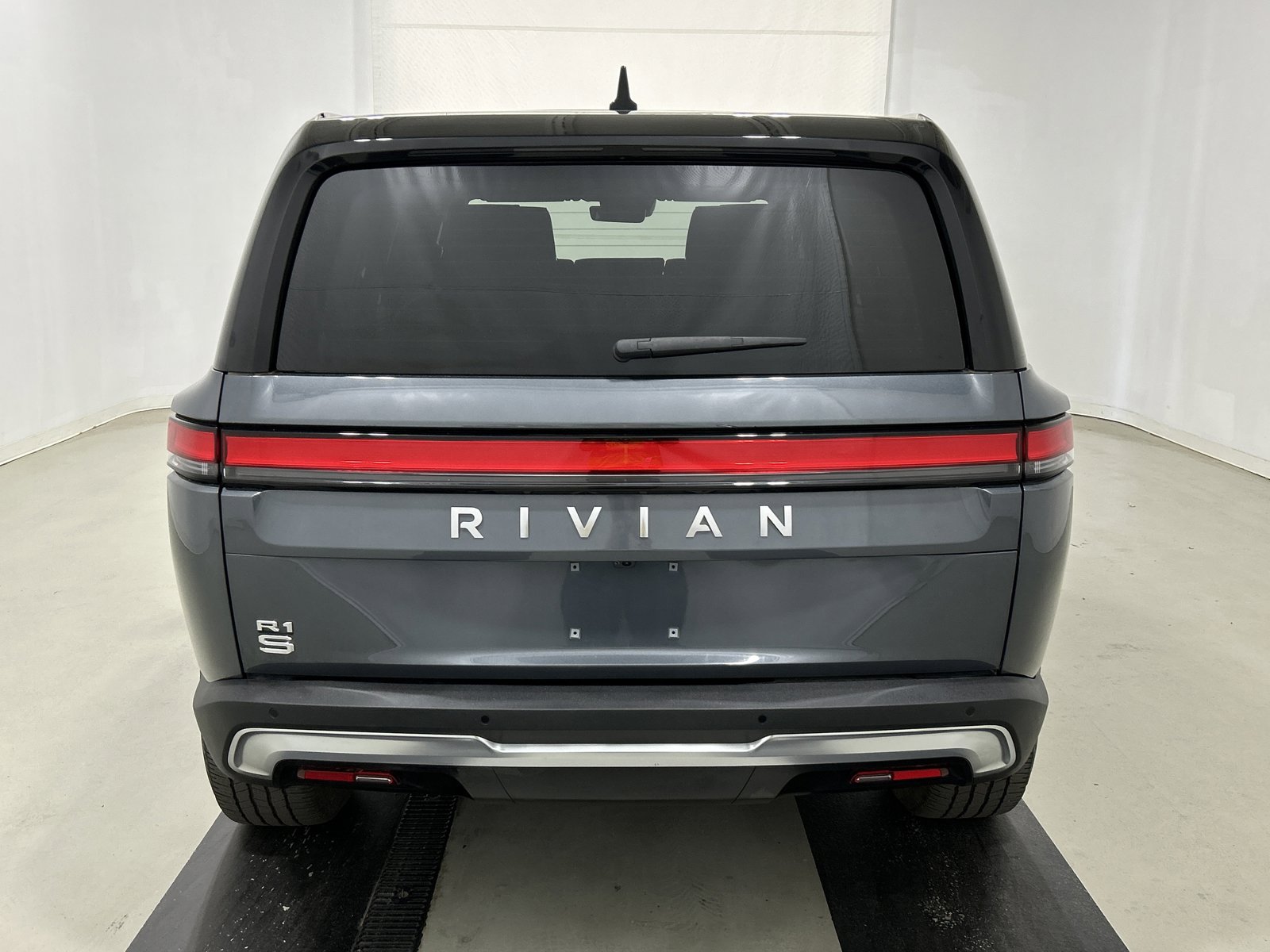 Used 2023 Rivian R1S Adventure AWD/4WD image 4