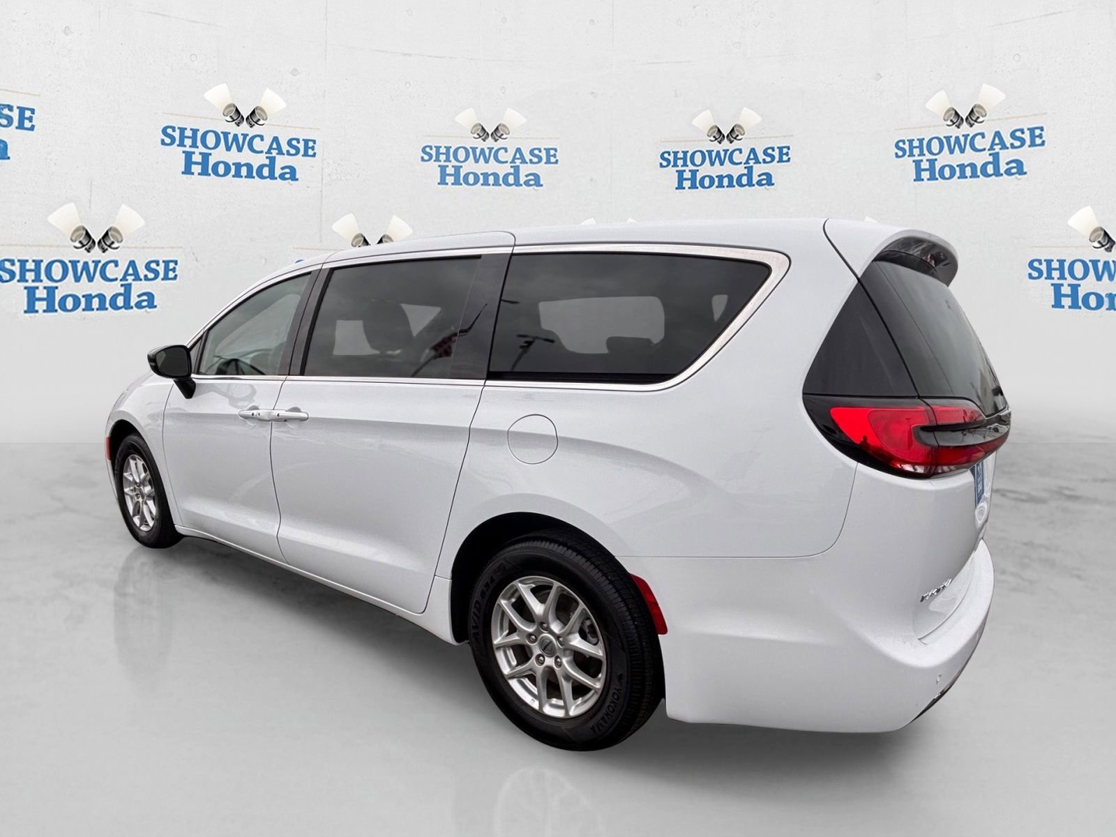 Used 2024 Chrysler Pacifica Touring FWD image 5