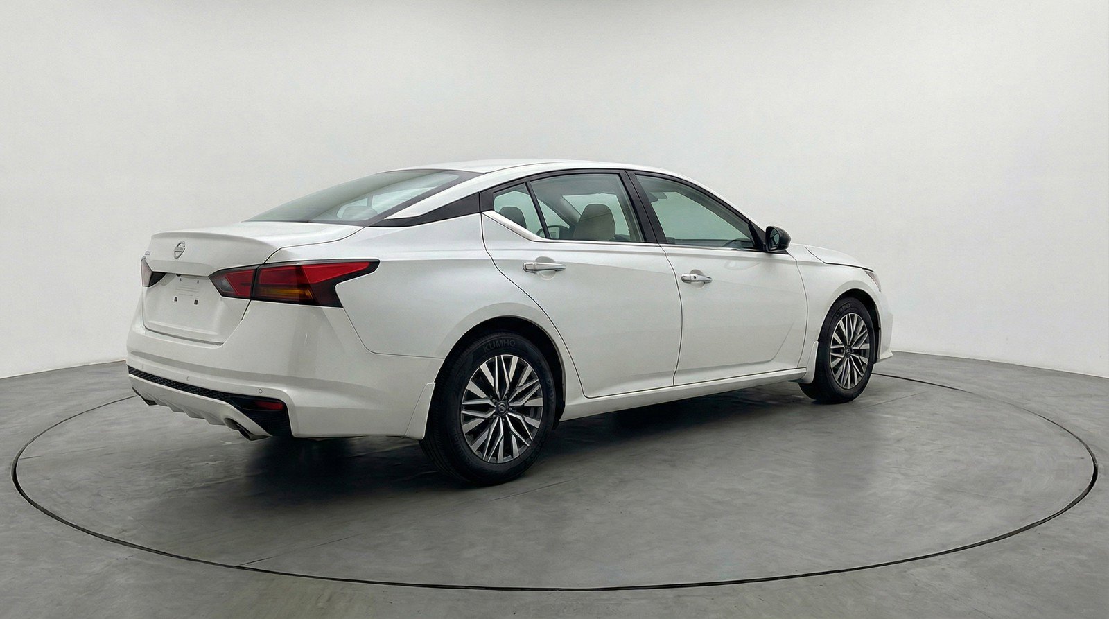 Used 2025 Nissan Altima 2.5 SV FWD image 9