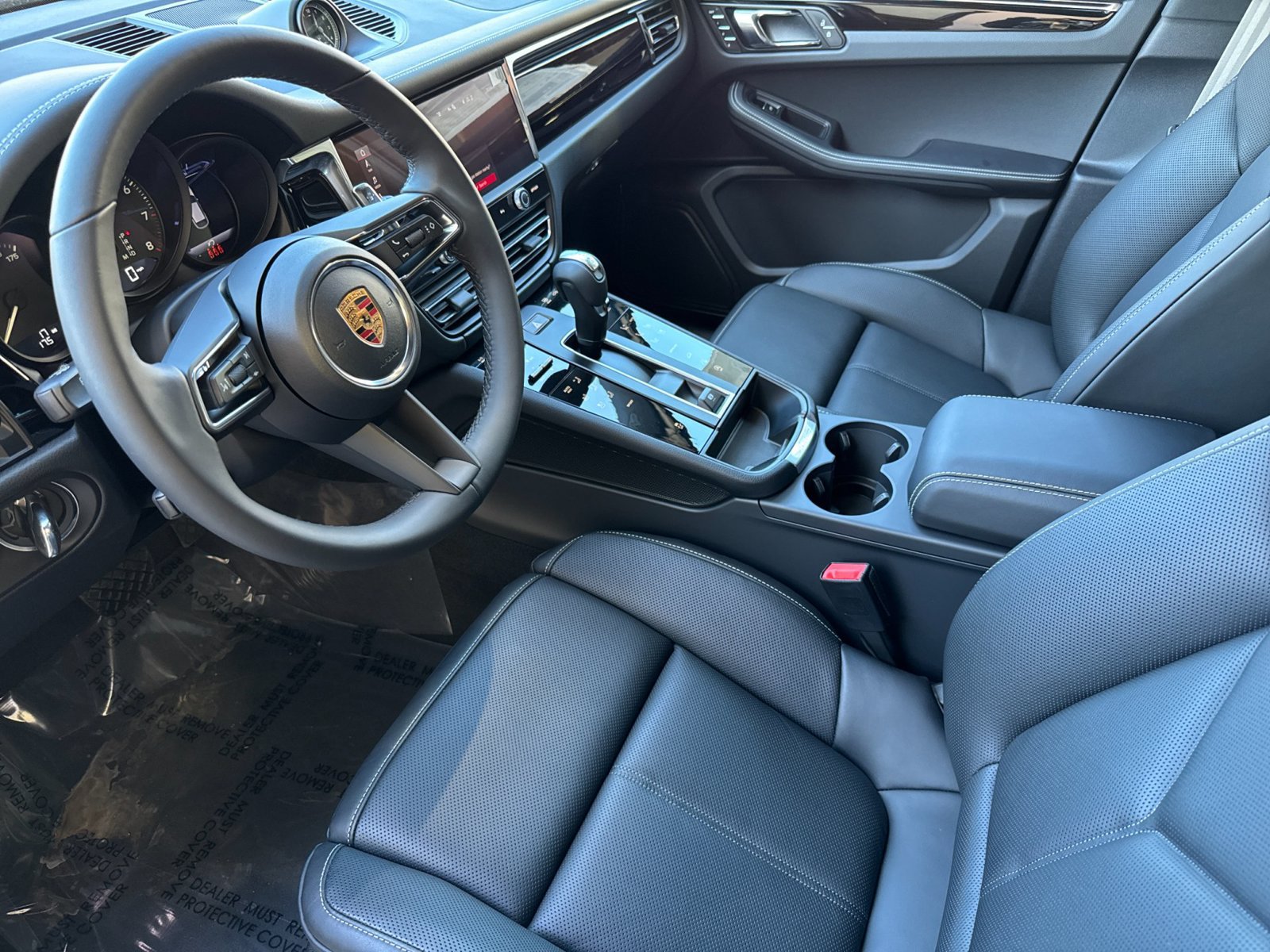 Certified 2026 Porsche Macan AWD/4WD image 4