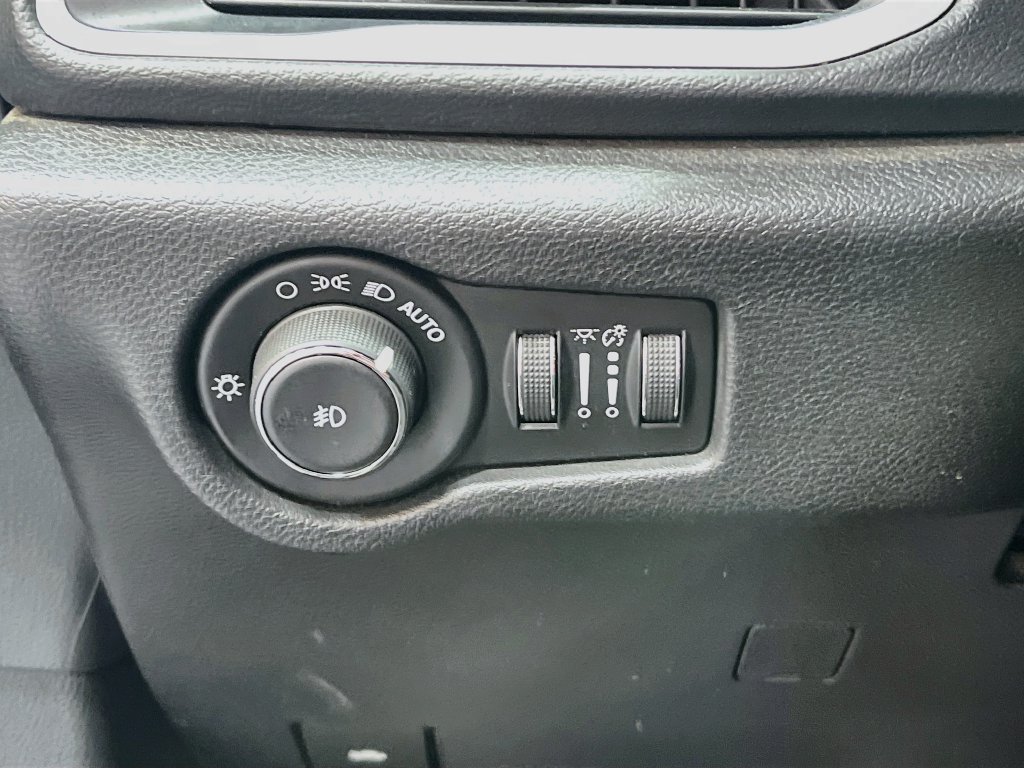 Used 2020 Chrysler Pacifica Touring-L w/ S Appearance Package FWD image 10