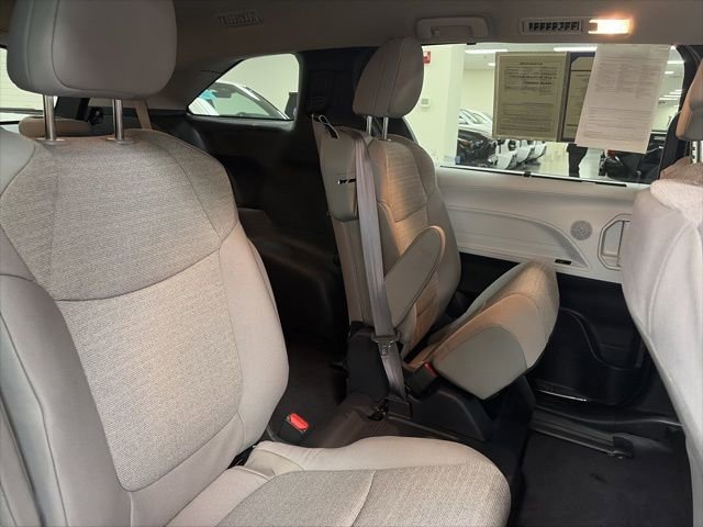 Certified 2025 Toyota Sienna LE image 10