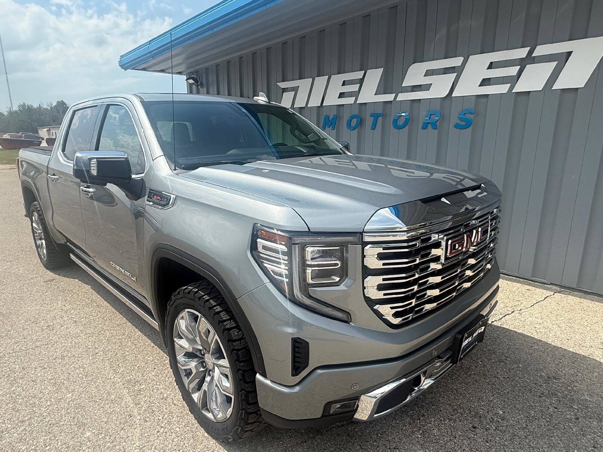 Used 2025 GMC Sierra 1500 Denali w/ Denali Reserve Package AWD/4WD image 2