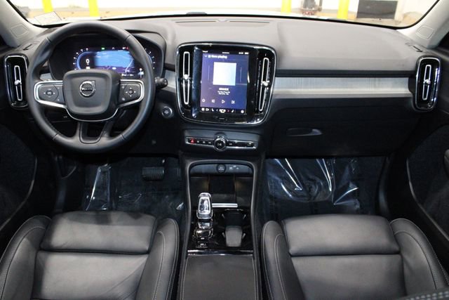 Used 2025 Volvo XC40 B5 Plus image 29