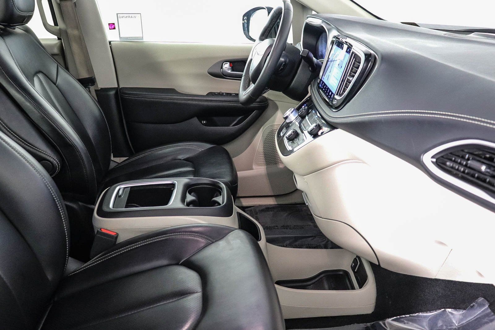 Used 2024 Chrysler Pacifica Select image 16