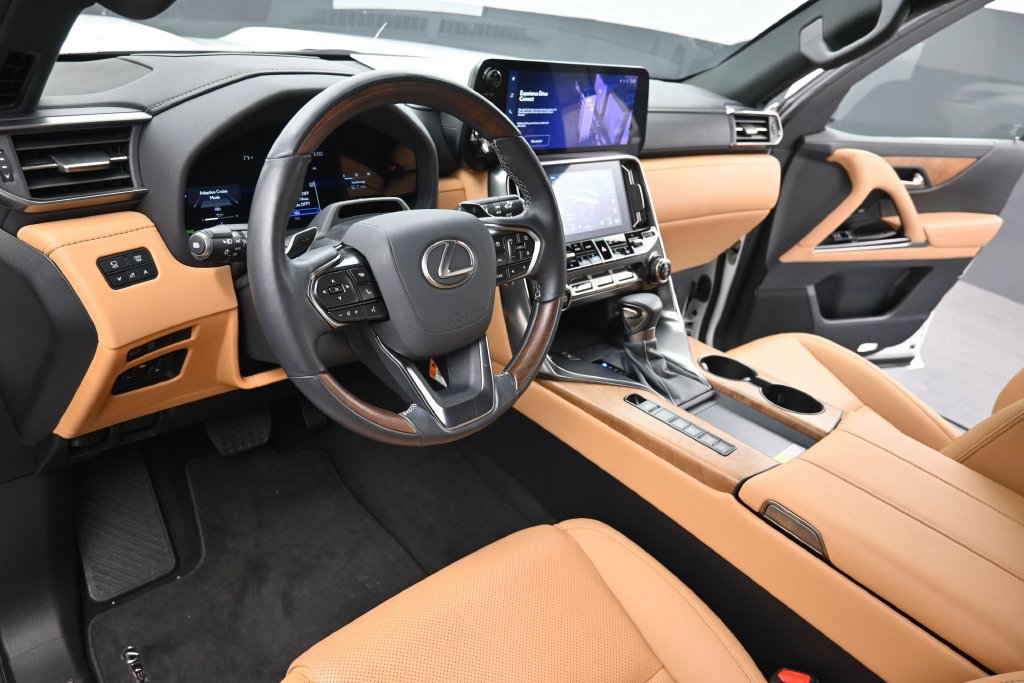 Used 2025 Lexus LX 600 4WD w/ Luxury Package image 10