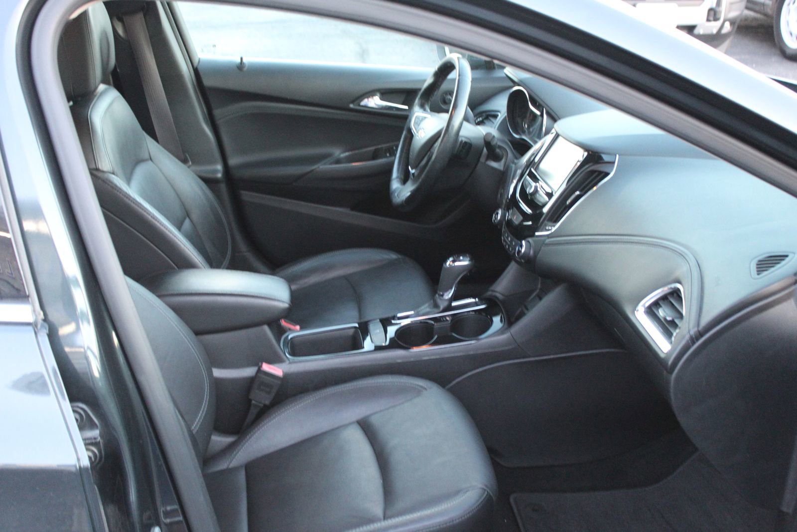 Used 2017 Chevrolet Cruze Premier image 11