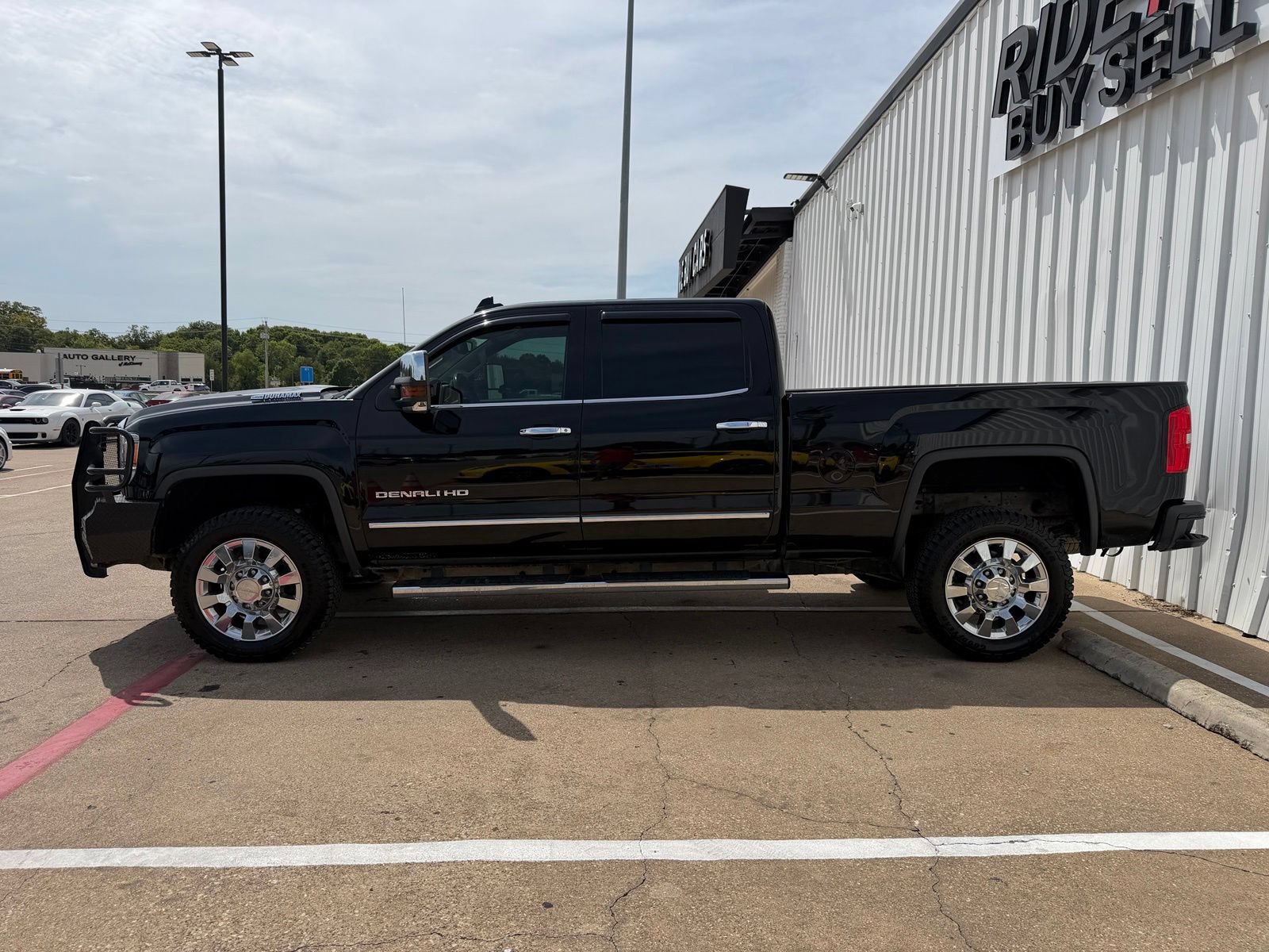 Used 2017 GMC Sierra 2500 Denali w/ Duramax Plus Package AWD/4WD image 3