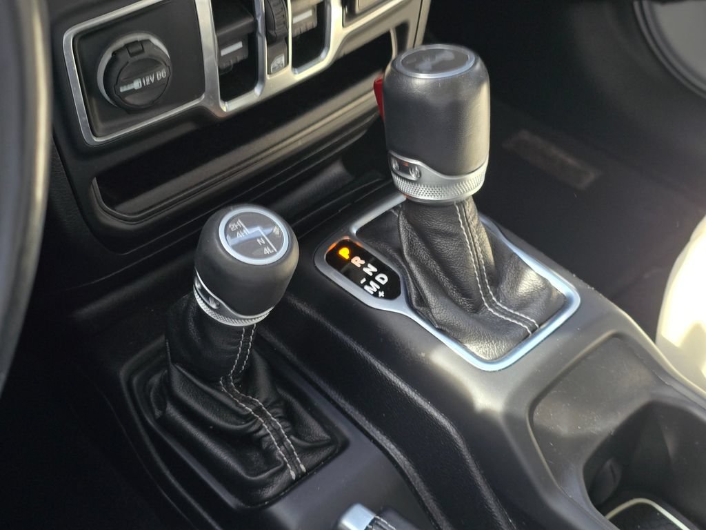 Used 2020 Jeep Wrangler Unlimited Sahara w/ Uconnect 4C Nav & Sound Group AWD/4WD image 24