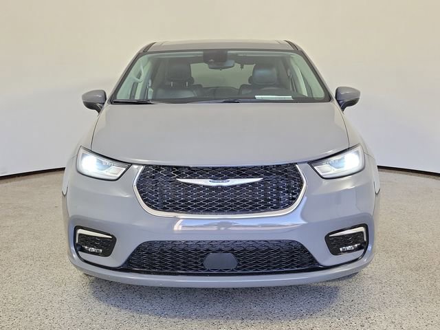 Used 2023 Chrysler Pacifica Touring-L FWD image 3