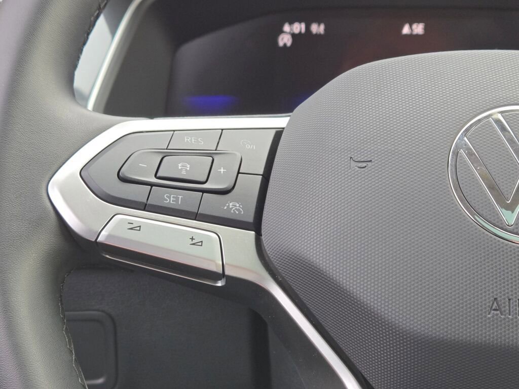 Used 2024 Volkswagen Tiguan Wolfsburg Edition image 37