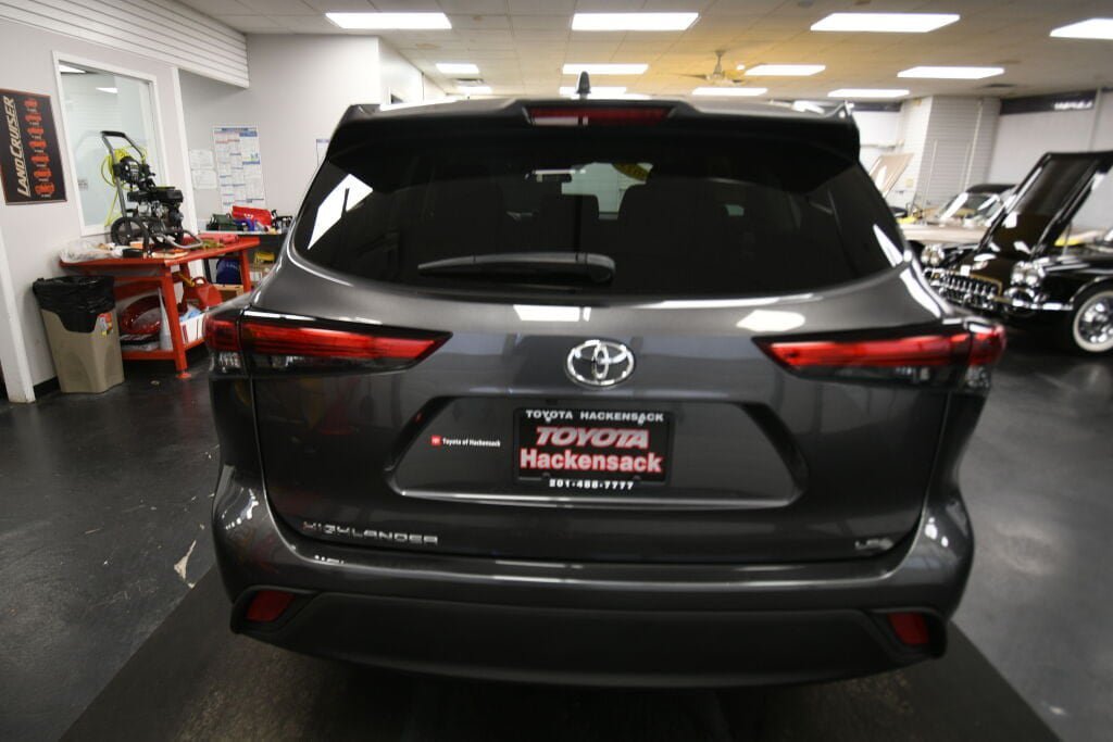 Used 2023 Toyota Highlander LE FWD image 6