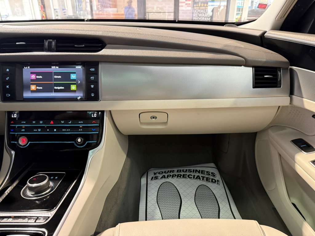 Used 2018 Jaguar XF Premium AWD/4WD image 19