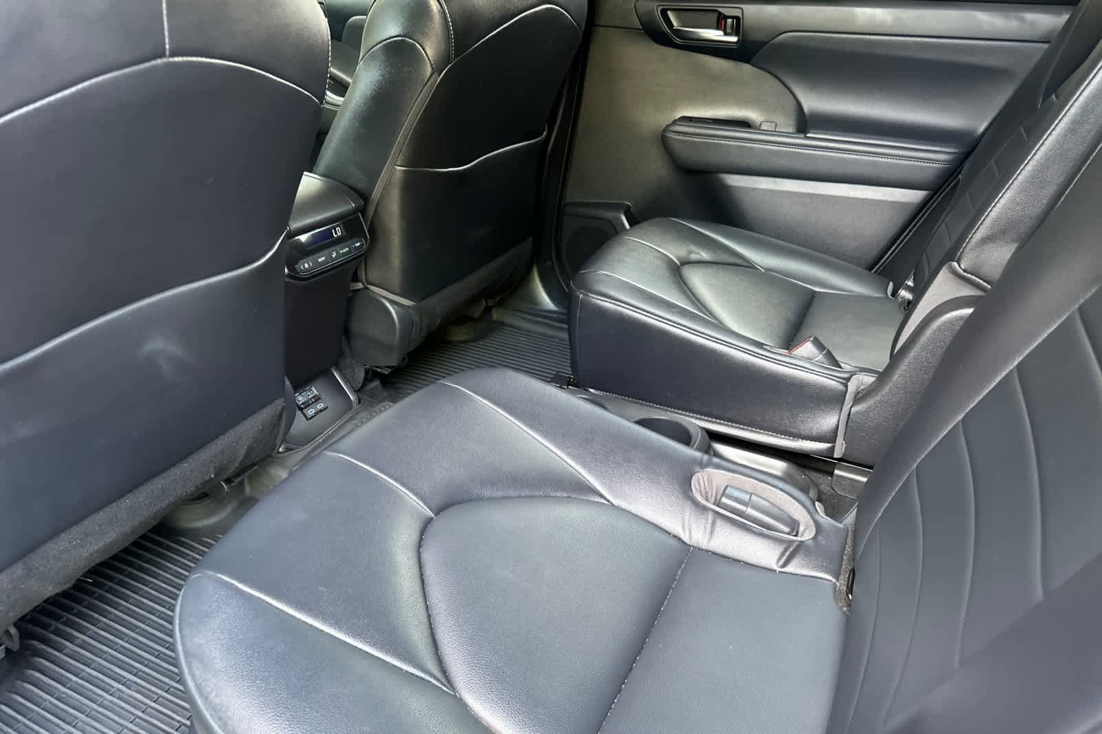 Used 2022 Toyota Highlander XLE AWD/4WD image 4