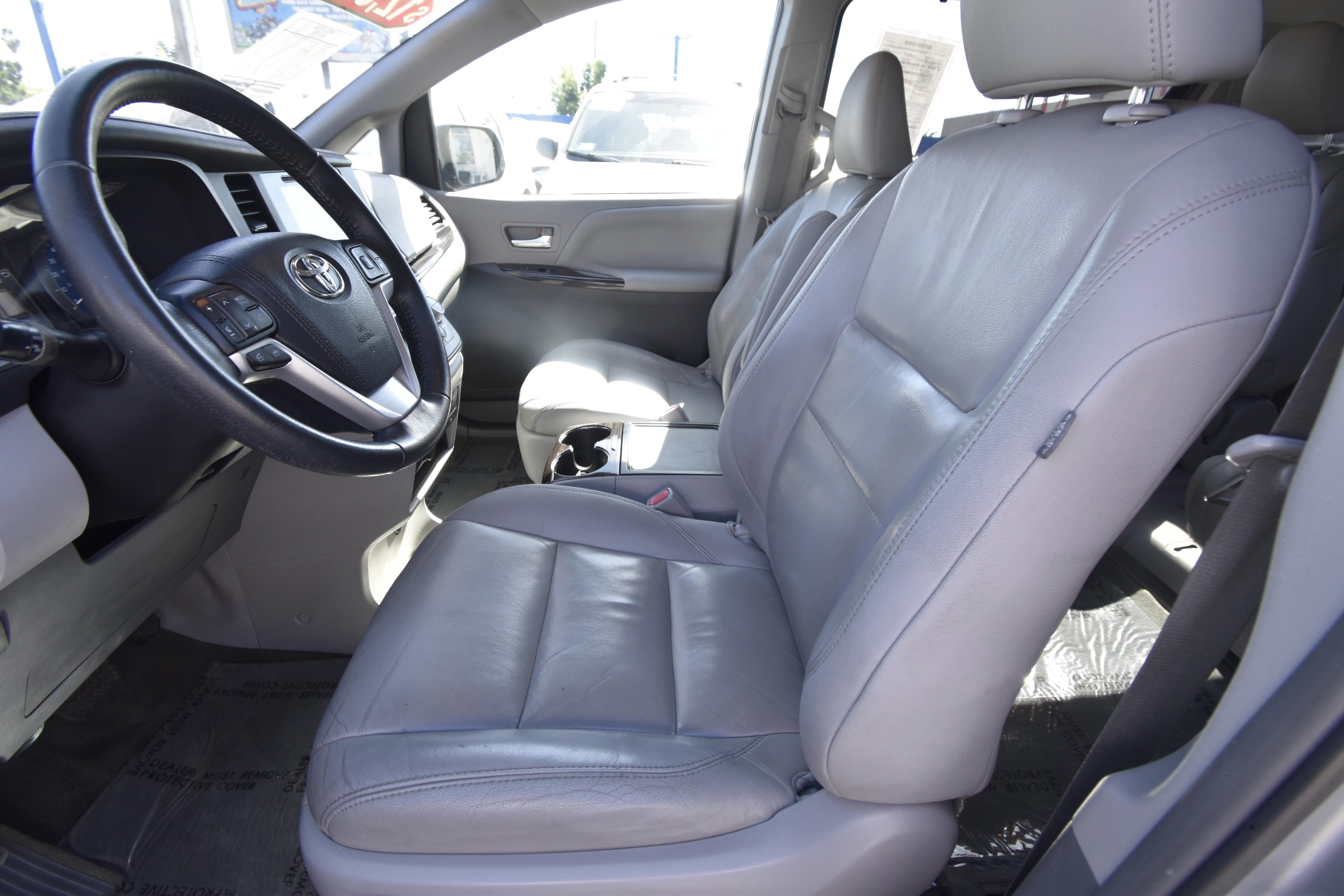 Used 2017 Toyota Sienna XLE FWD image 8