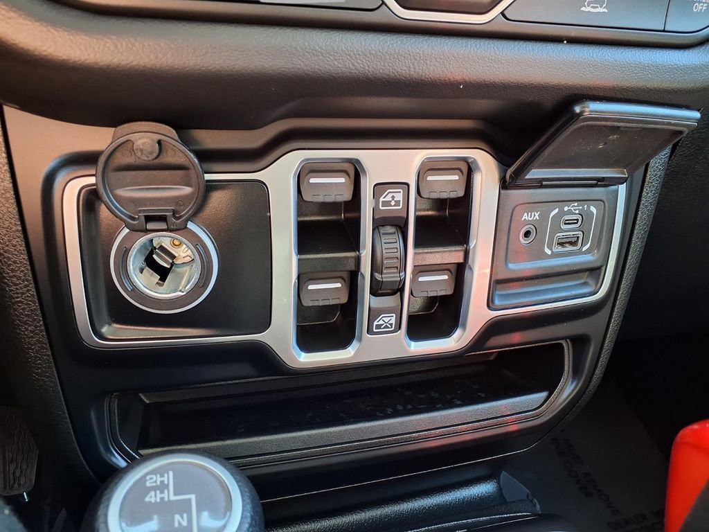 Used 2025 Jeep Wrangler Sahara image 10