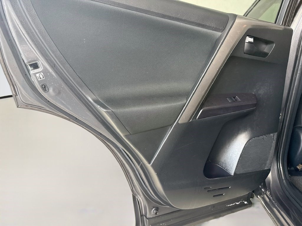 Used 2018 Toyota RAV4 LE FWD image 24