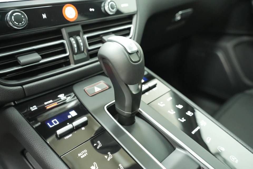 Certified 2026 Porsche Macan AWD/4WD image 24