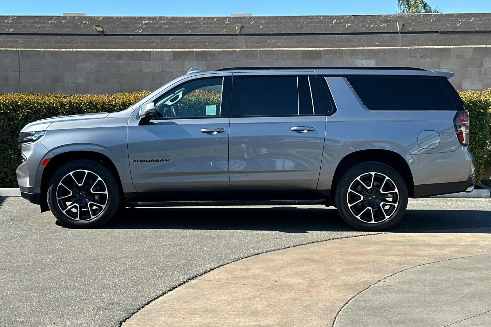 Certified 2022 Chevrolet Suburban RST w/ Sport Performance Package AWD/4WD image 7